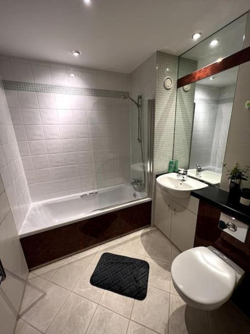 Entire Flat, 2 Bedroom & 2 Bathrooms In برمنغهام المظهر الخارجي الصورة
